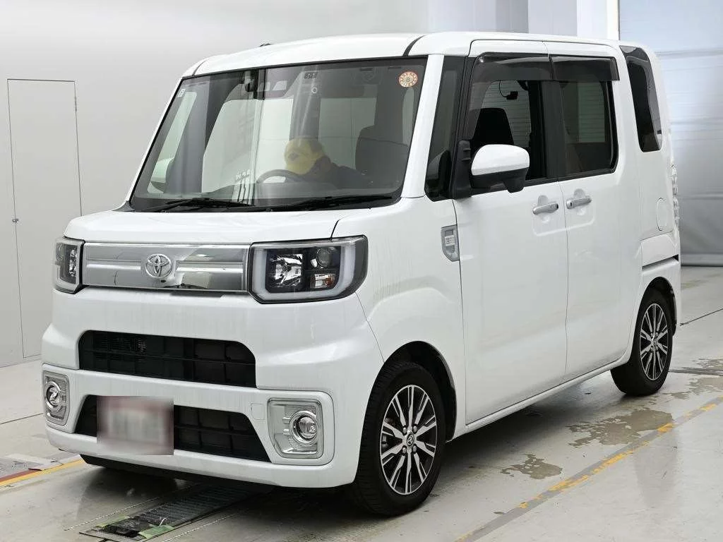 Toyota Pixis Mega LA700A 2021